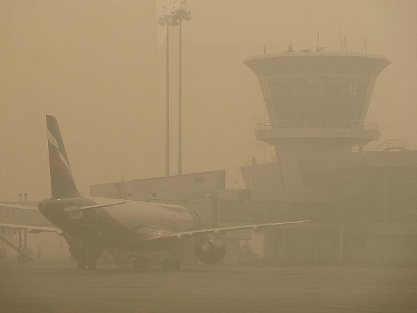  Visibilidade reduzida devido a fumaça do incêndio no aeroporto Sheremetyevo (Moscou, Rússia), 7 de agosto de 2010. 